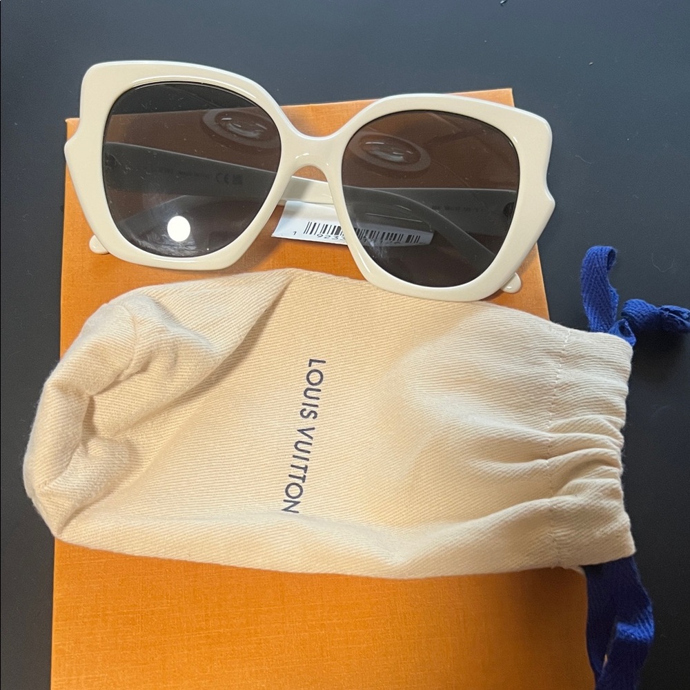 LOEWE ivory sun glasses 👓